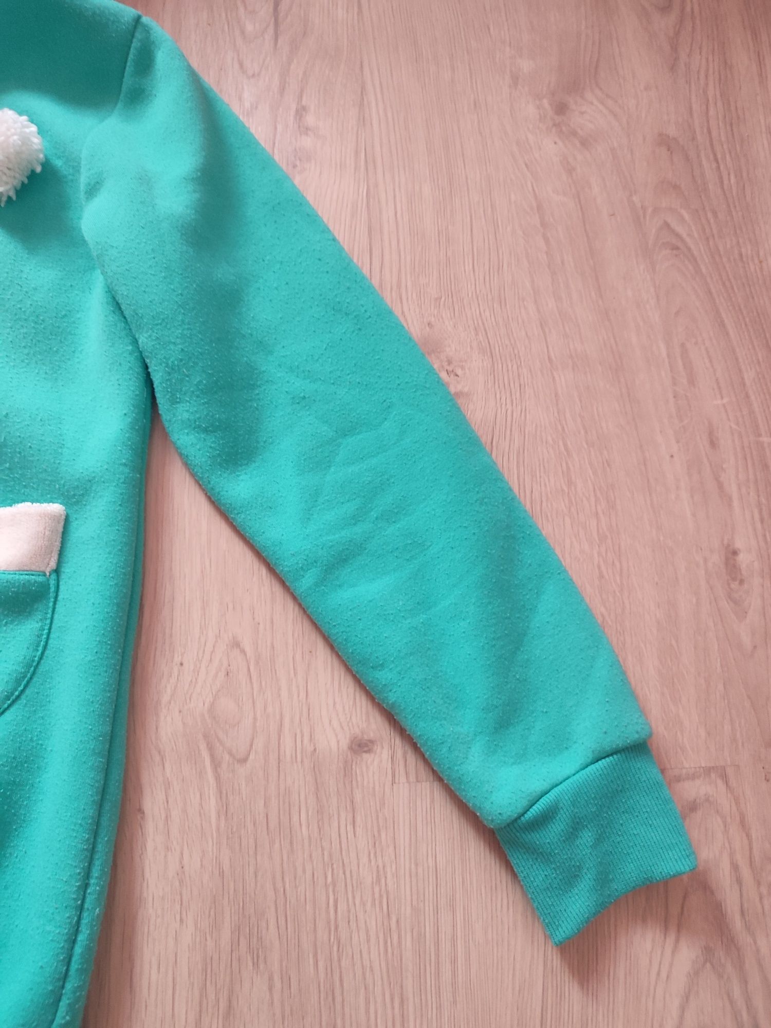 Zielona bluza sweter z kapturem i pomponami miś