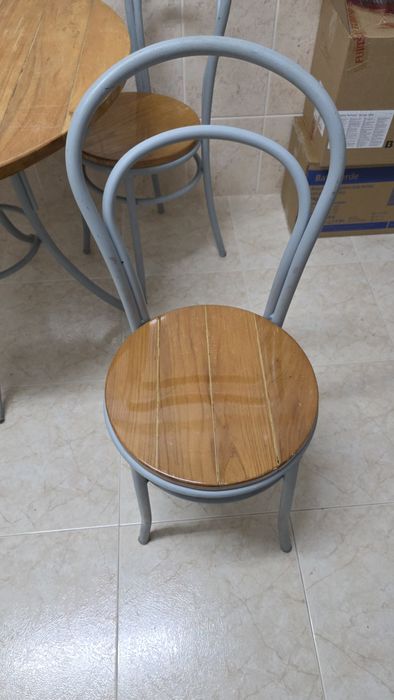 Mesa de cozinha redonda com 4 cadeiras