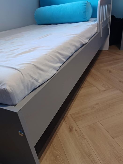 Łóżko 90x200 cm z materacem i dodatkami