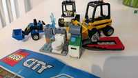 Małe pojazdy LEGO z różnych zestawów plus figurki