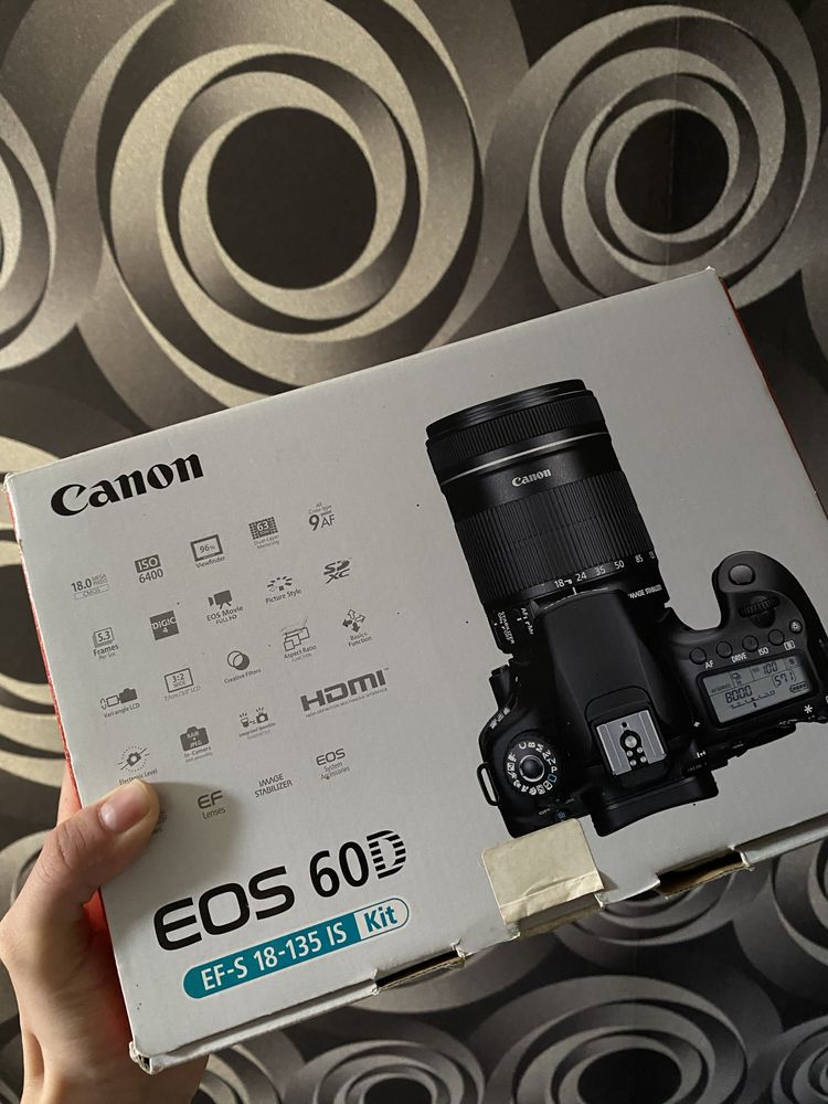 Canon EOS 60D з обʼєктивом EF-S 18-135 IS