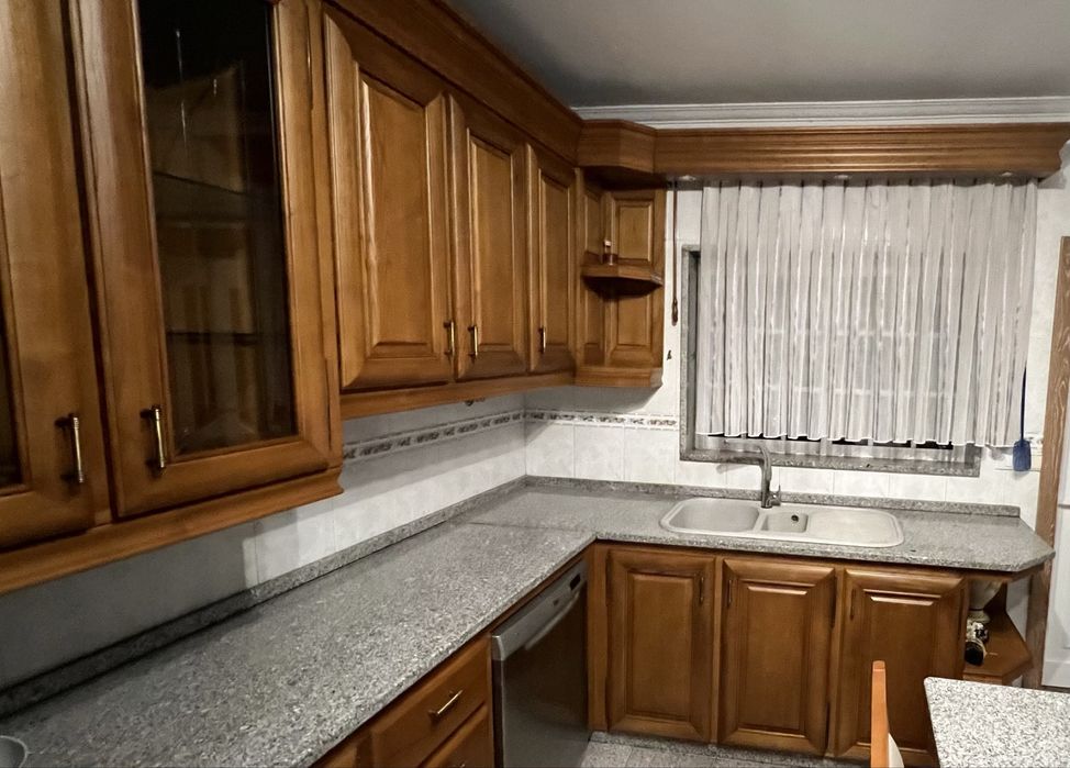 Cozinha em Castanho Maciço