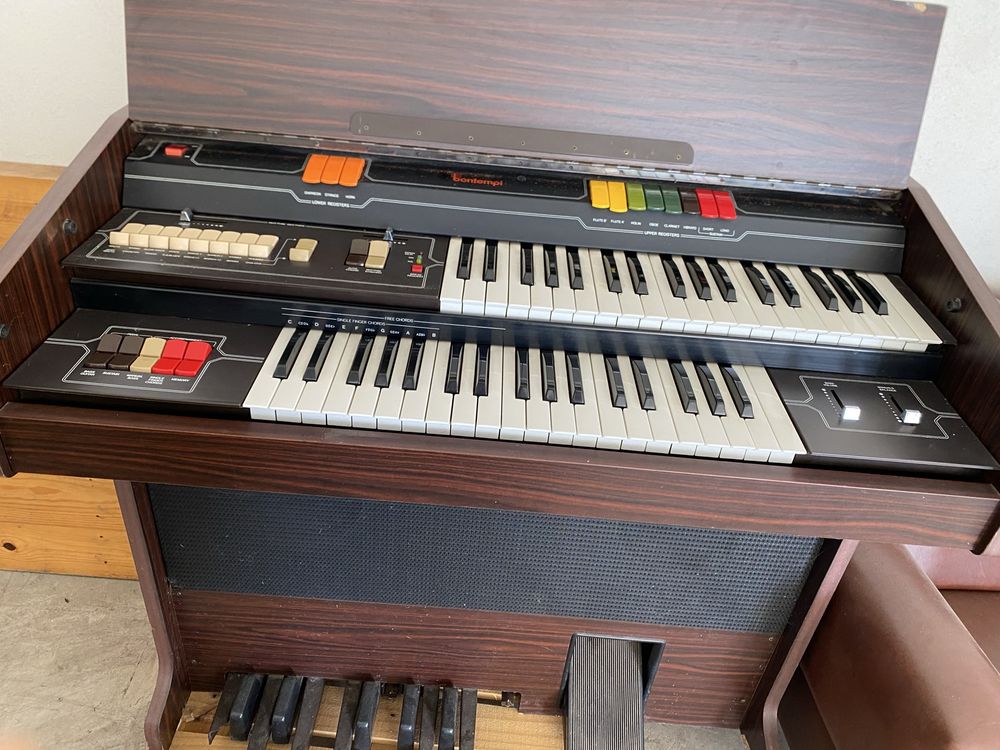 Orgao /piano  em muito bom extado vom piuvo uso com .