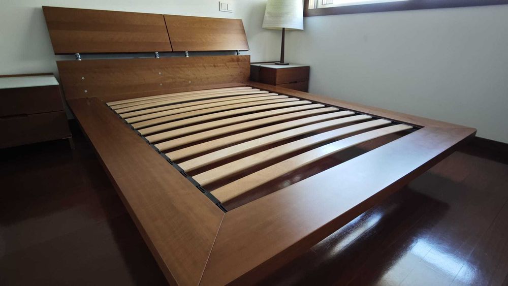 Cama de casal com mesinha de cabeceira da Interforma
