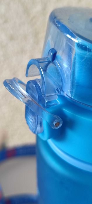 Piłkarski niebieski bidon Powcan z smyczą UEFA Respect