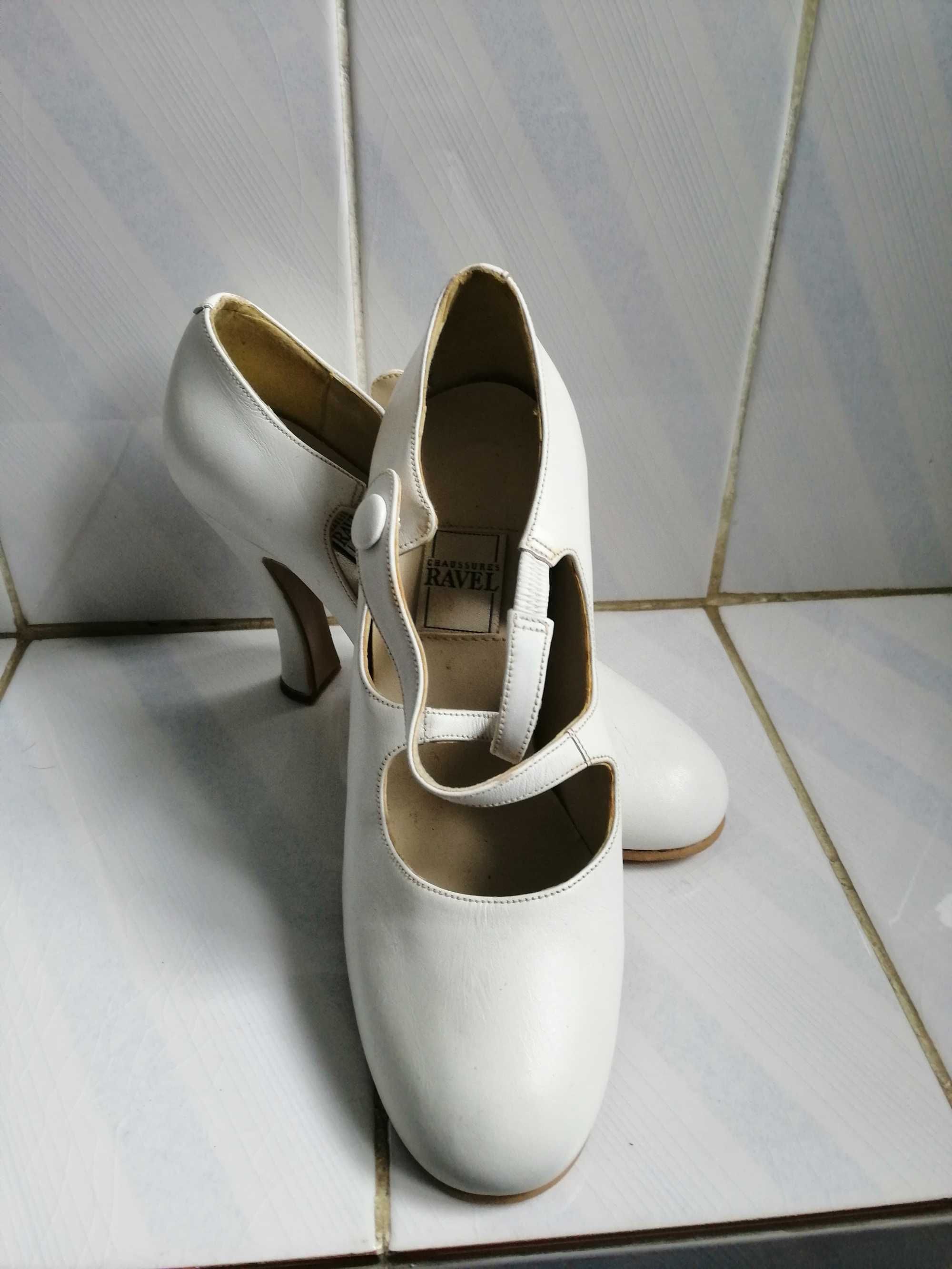 Sapatos altos brancos novos