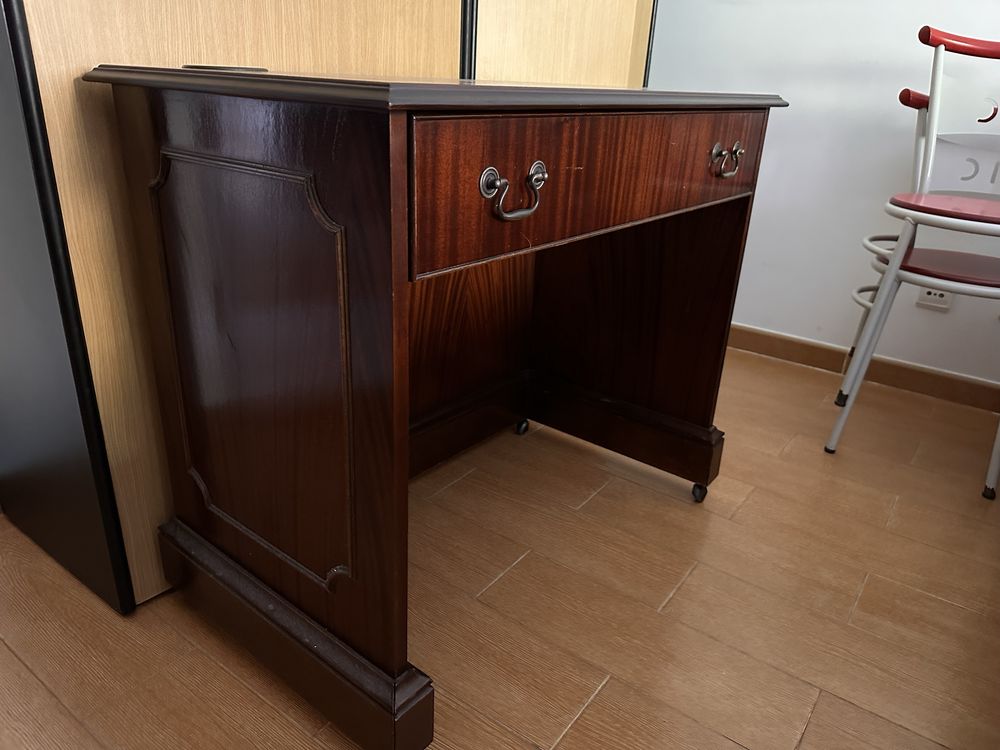 Mesa de madeira em otimo estado