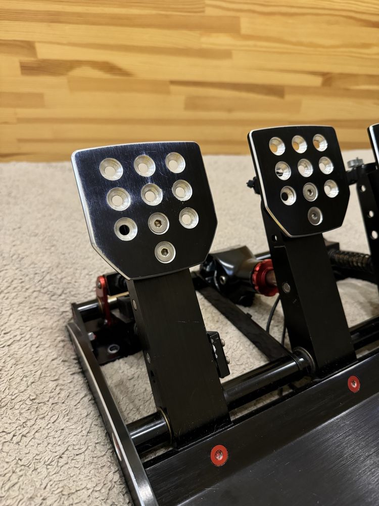 Хороший стан. Ігрові педалі Fanatec Clubsport Pedals V3
