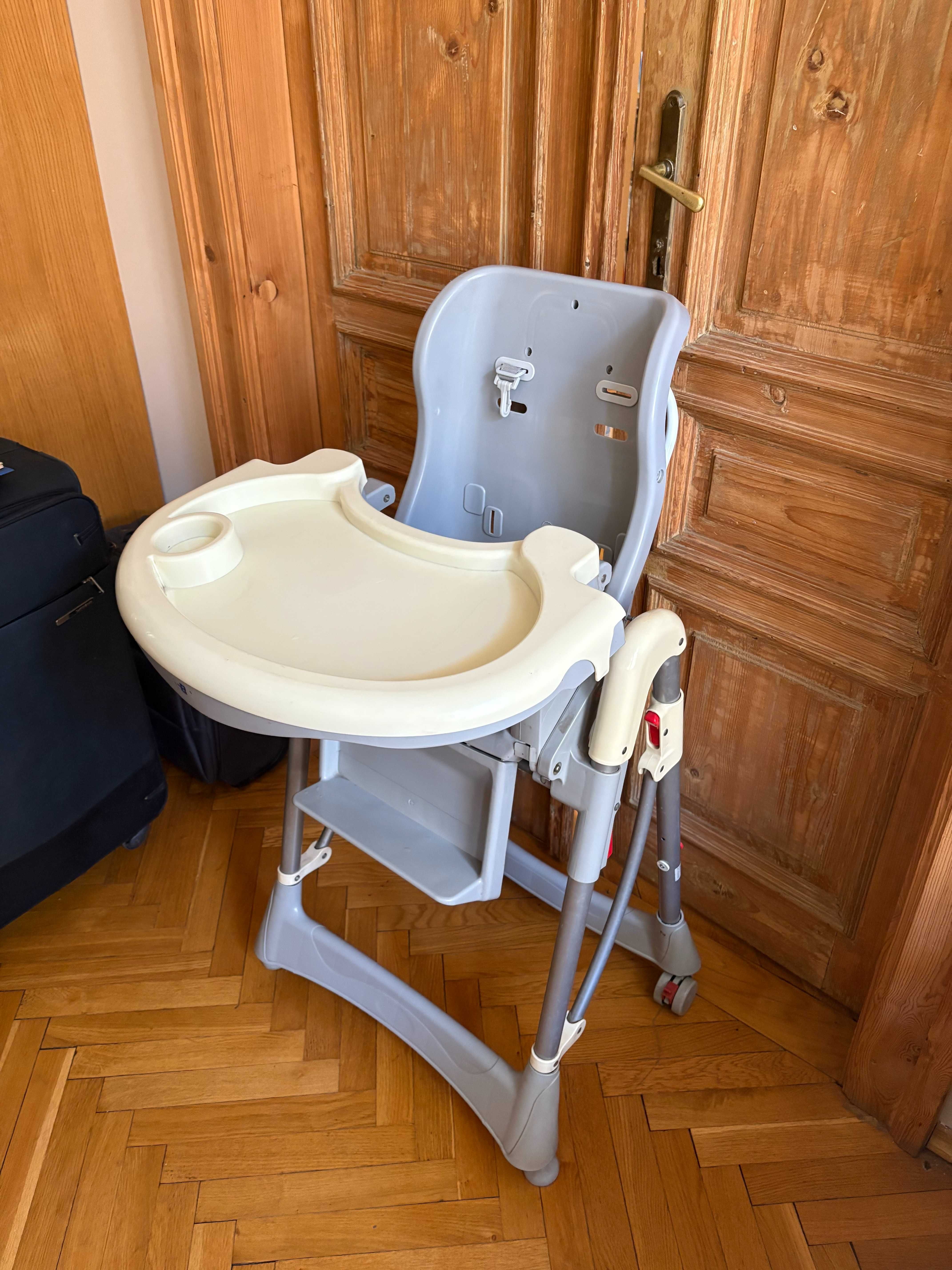 Plastikowe krzesełko do karmienia dziecka marki Bambi.
