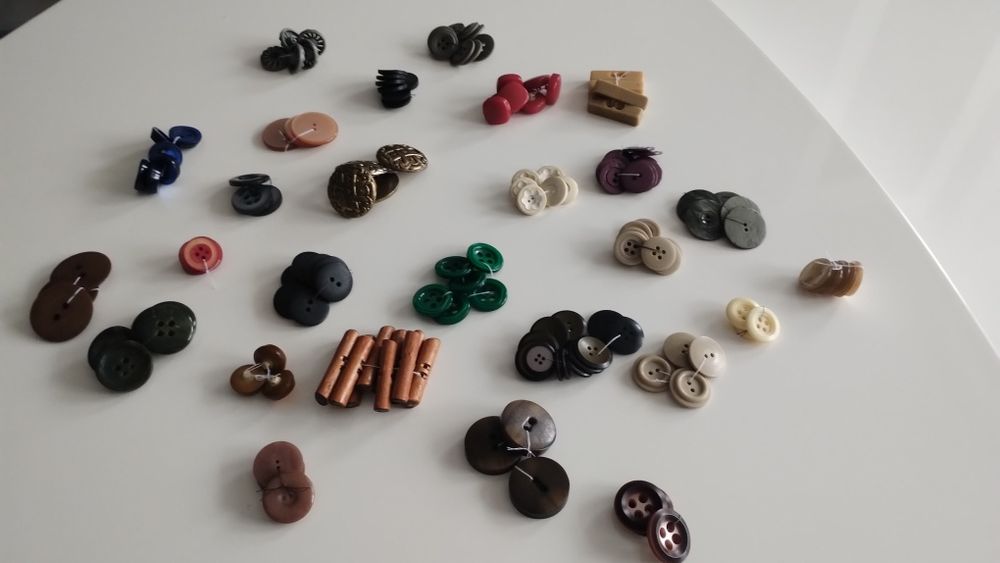 Biało kremowe guziki cena za komplet 5 sztuk