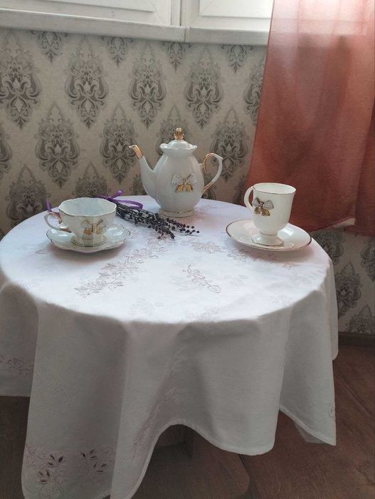 Скатертина біла з хлопку с ніжно-рожевою машиною вышивкою (100 см*100