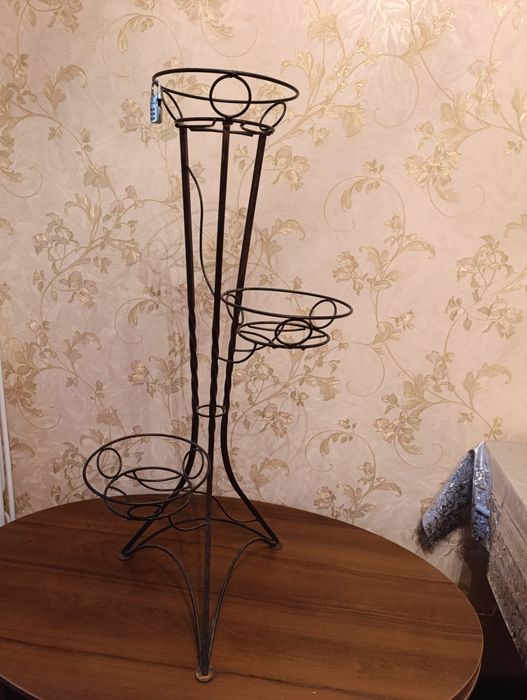 Підставка для квітів, кована