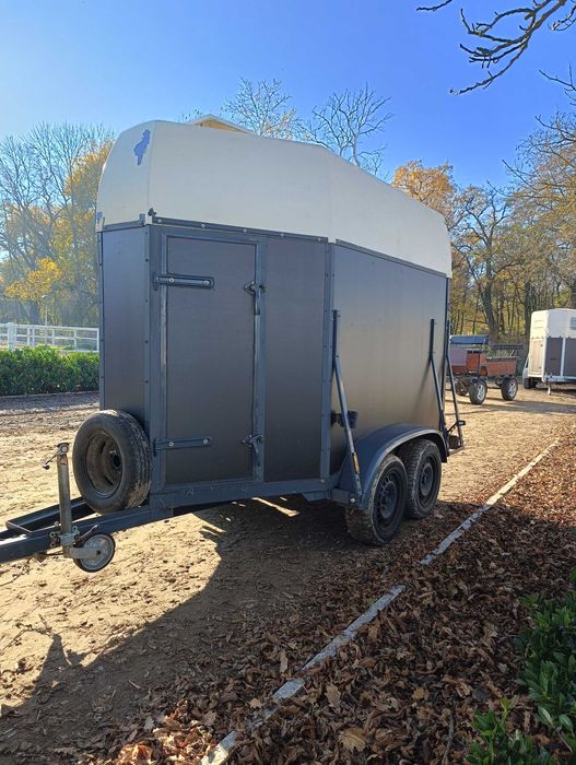 Przyczepa do przewozu koni