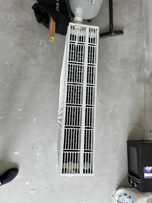 Grzejnik panelowy 70,5×90×15 z termostatem, nieużywany w eksploatacji