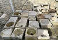 Pias de pedra antigas, lavatórios, vasos de despejo