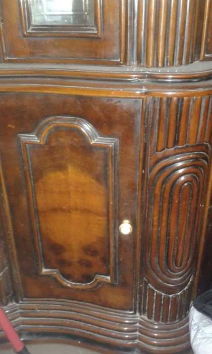 Móvel antigo com relógio