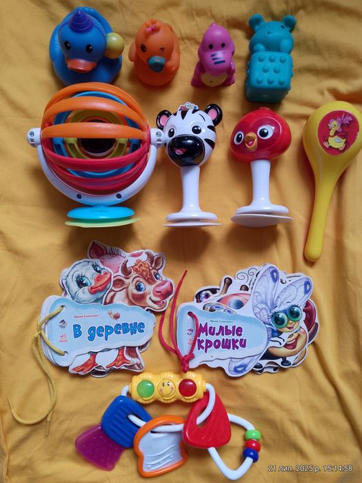 Іграшки на присосках, брязкальця, книжечки