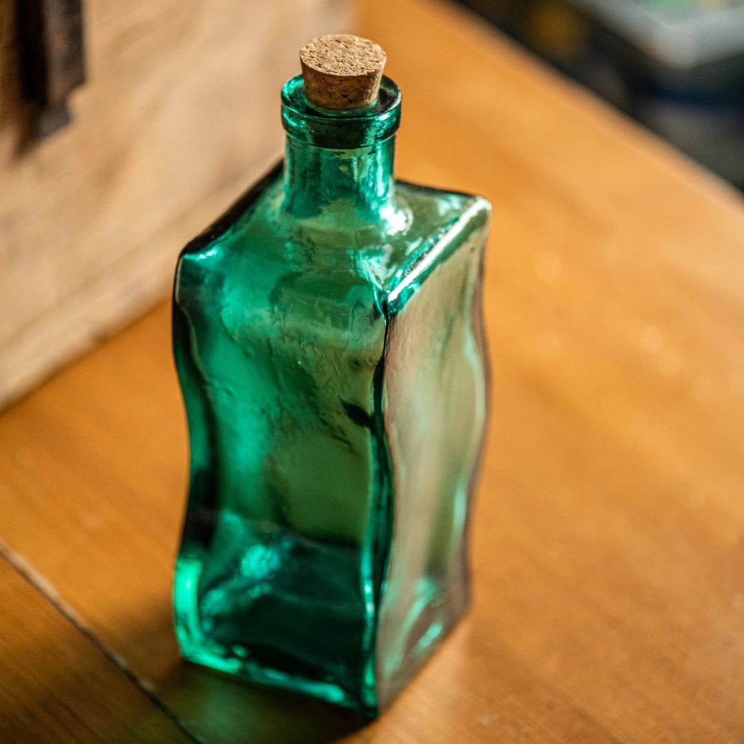 Butla z korkiem  z grubego szkła w seledynowym kolorze