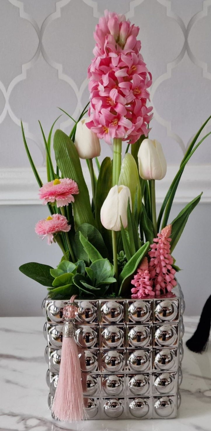 Hiacynt z tulipanami w srebrnej doniczce