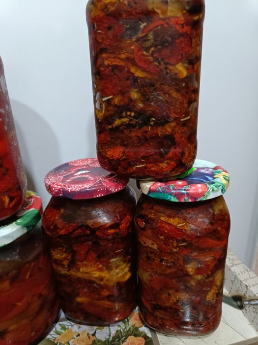 Вялені з приправами та часником домашні помідори та перець солодкий