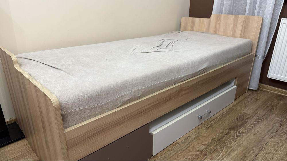 Łóżko z materacem