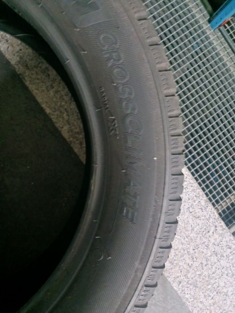 Vendo pneus semi-novos 215/55/17 Michelin