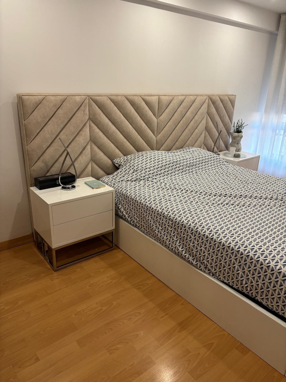 Cama estofada com estrado elevatório