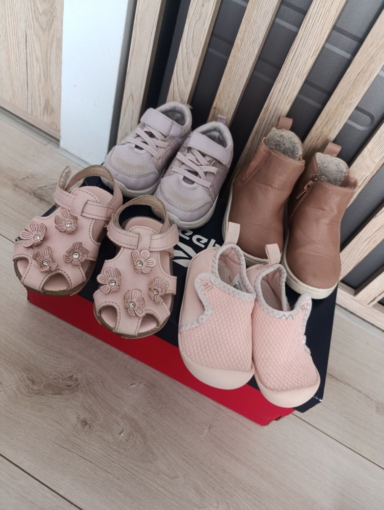 Buty dla dziewczynki - rozmiar 22/jesienne, adidasy, kapcie, sandały