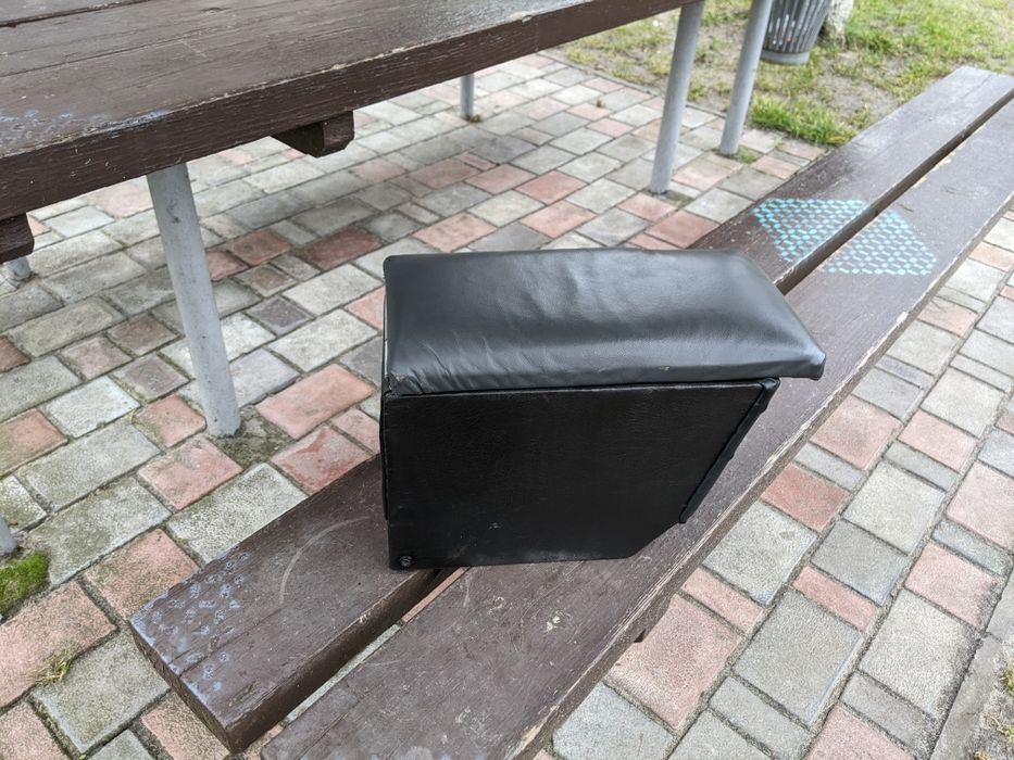 Подлокотник на автомобиль