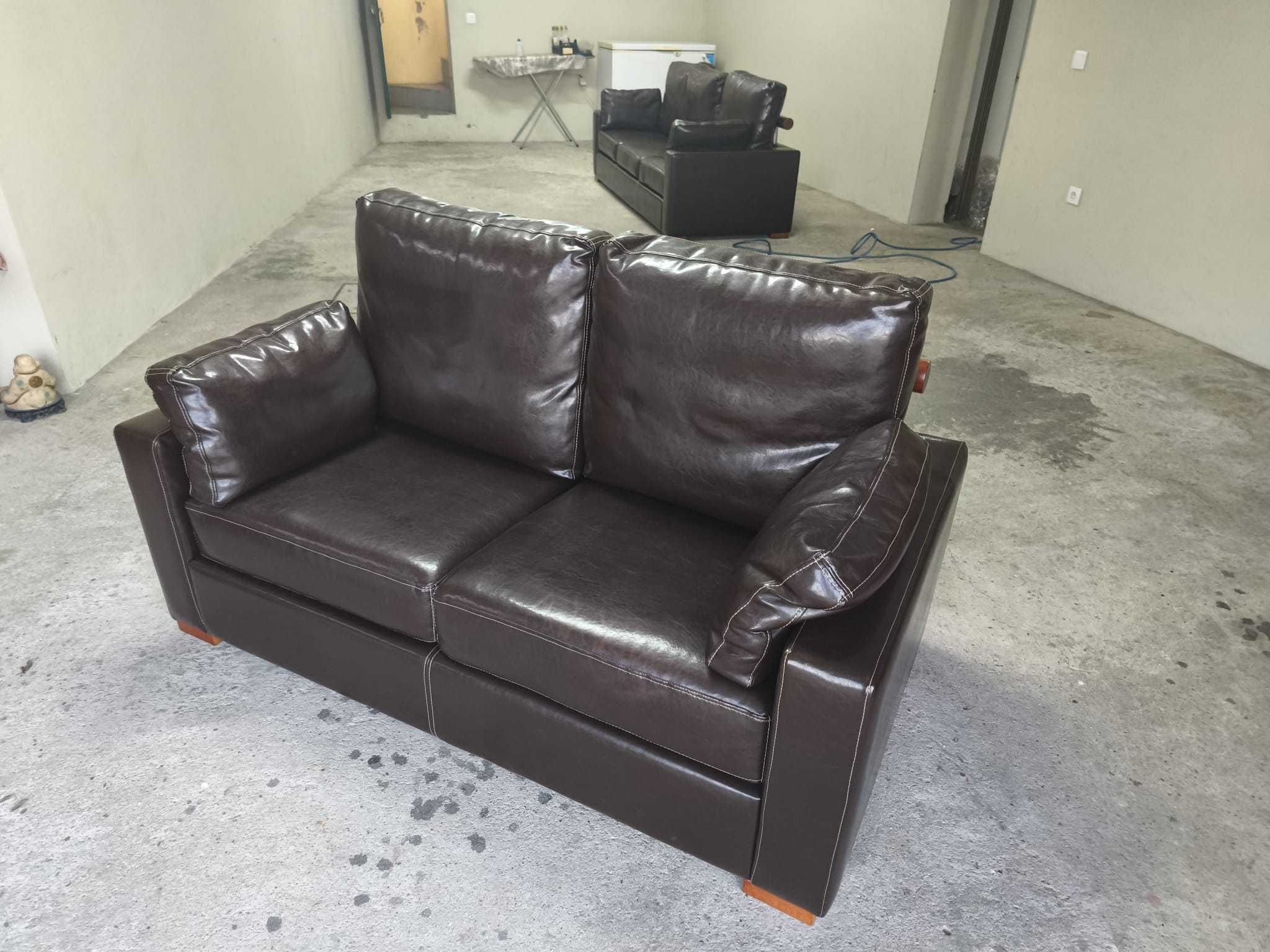 conjunto sofás pele castanho
