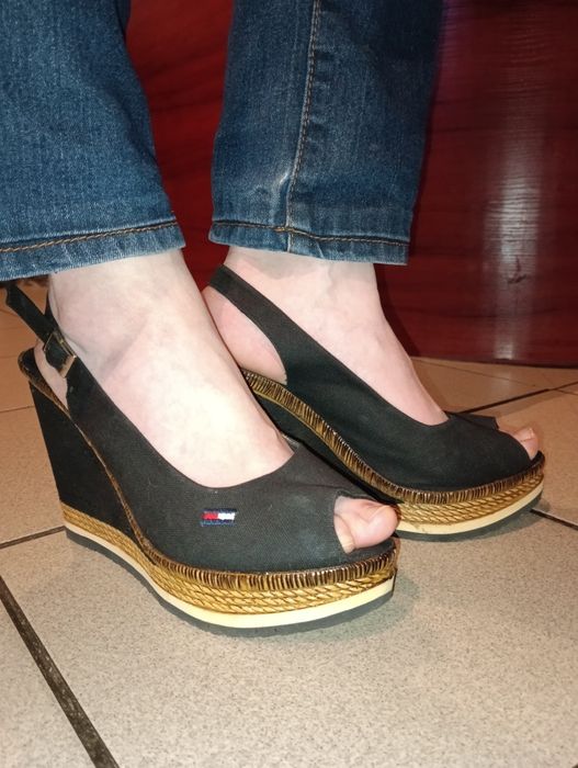 Sandały na koturnie