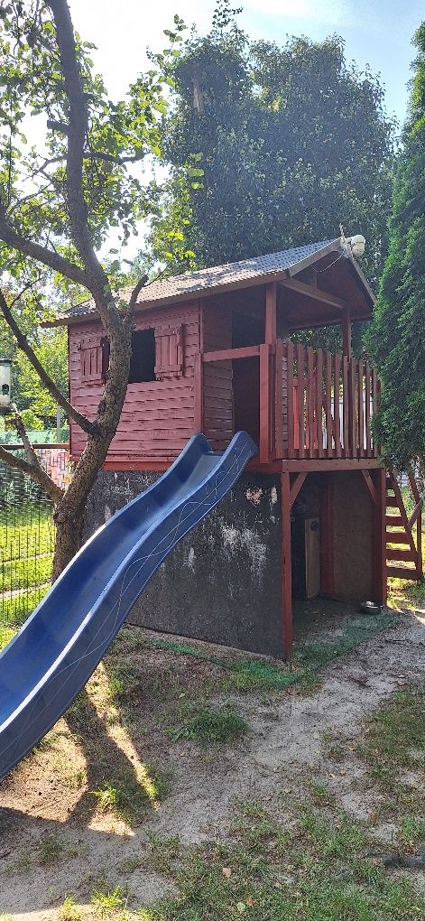 Domek drewniany dla dzieci ze zjeżdżalnią
