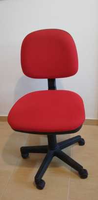 Cadeira giratória em vermelho (4 disponíveis)