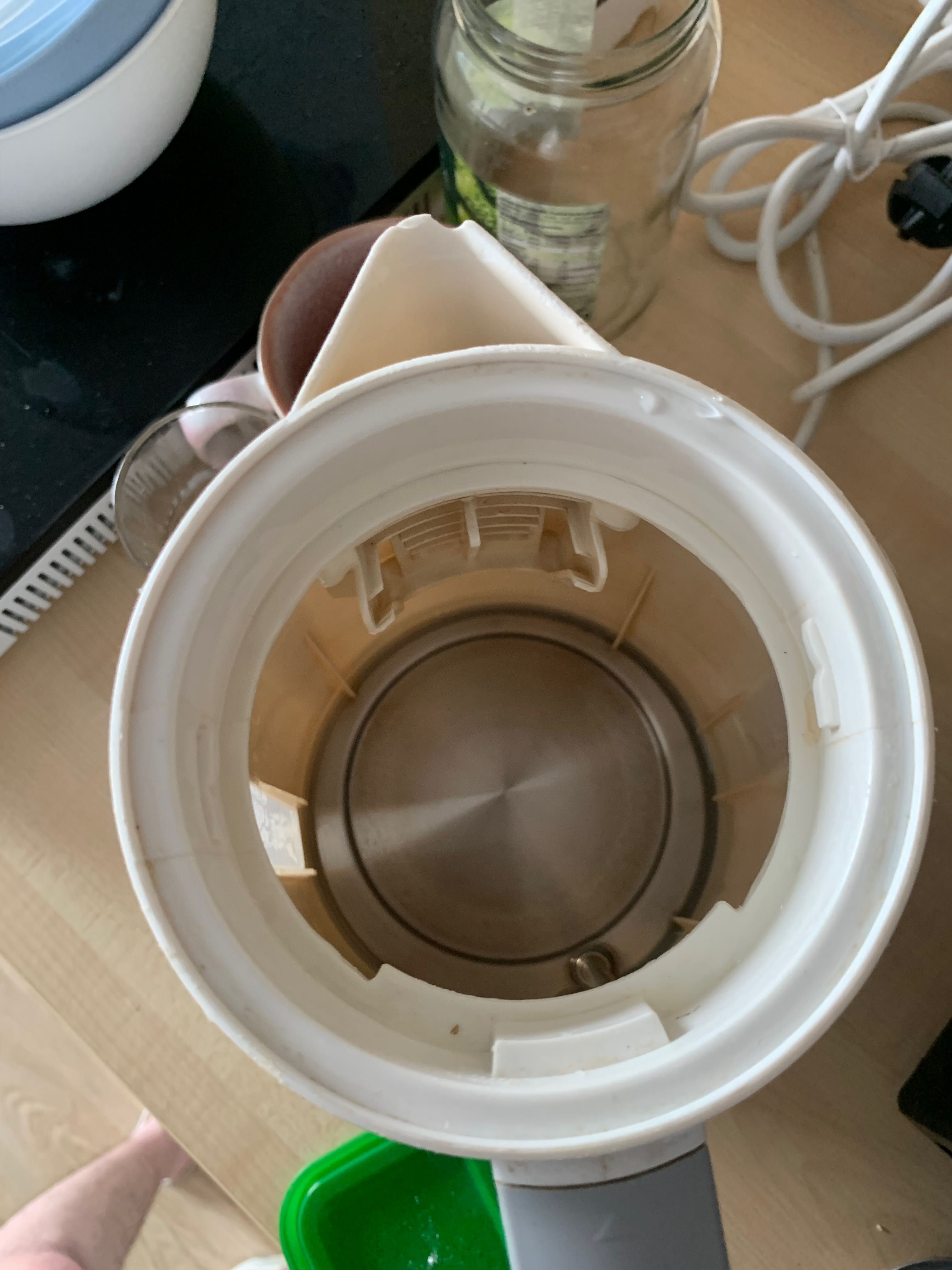 Biały czajnik Bosch 2l