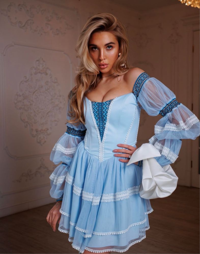 Вишита сукня з корсетом