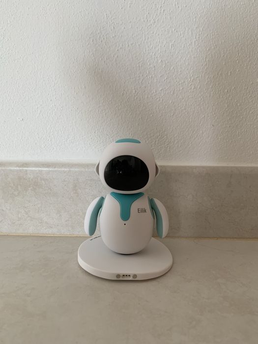 Robot Eilik brincar