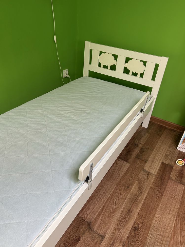 Łóżko Ikea Kritter z listwą ochronną i materacem.