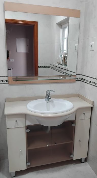 Móvel WC, espelho, lavatório + torneira e torneira do duche