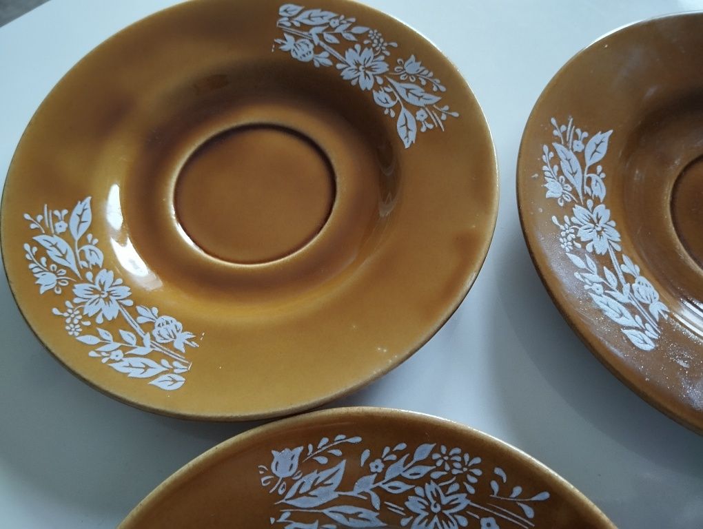 Spodki, podstawki z bialym zdobieniem, porcelit,  Tułowice