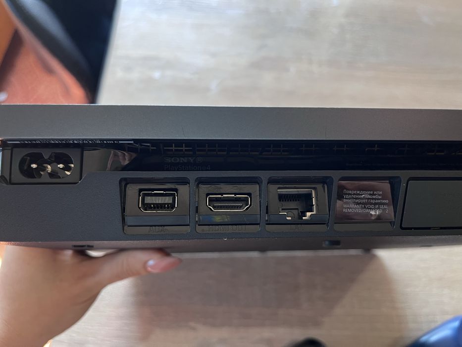 PS4 4 slim 1Tb + 2 джойстика, 3 гри та підставка у подарунок