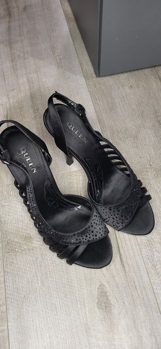 Жіночі босоніжки на підборах