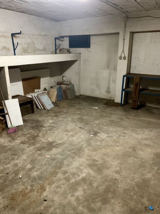 Armazém / 2 lugares garagem perto do centro (Sé)