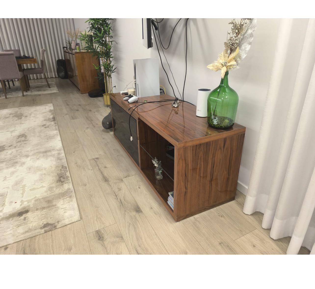 Vendo móvel Tv em folha de Nogueira, alto brilho