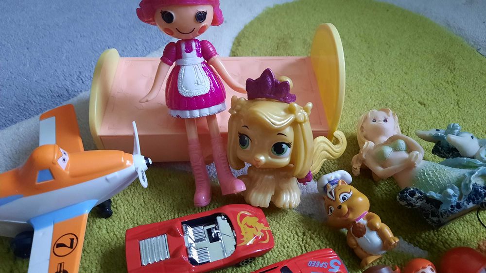 Игрушки маленькие киндеры, лалалупси , динозавры