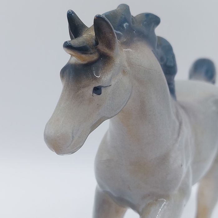 Porcelanowa kolekcjonerska figurka Koń