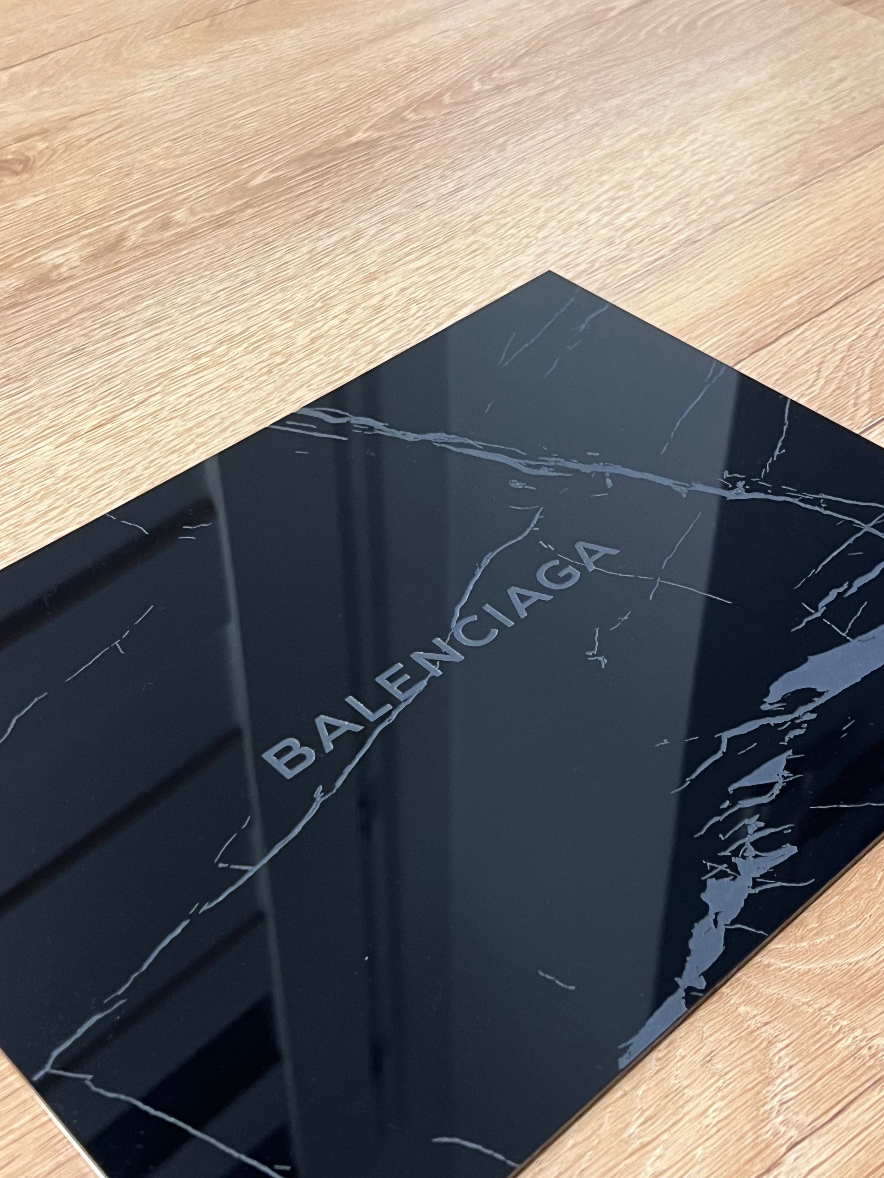 Tabliczka pleksi Balenciaga rekwizyt do zdjęć ozdoba do garderoby