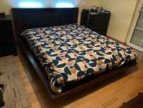 Vende-se cama de casal ( 2 mesas de cabeceira incluídas)