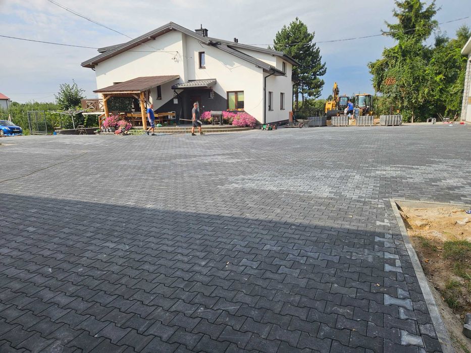 Układanie kostki brukowej przemysłowej  behaton 8 cm duże powierzchnie