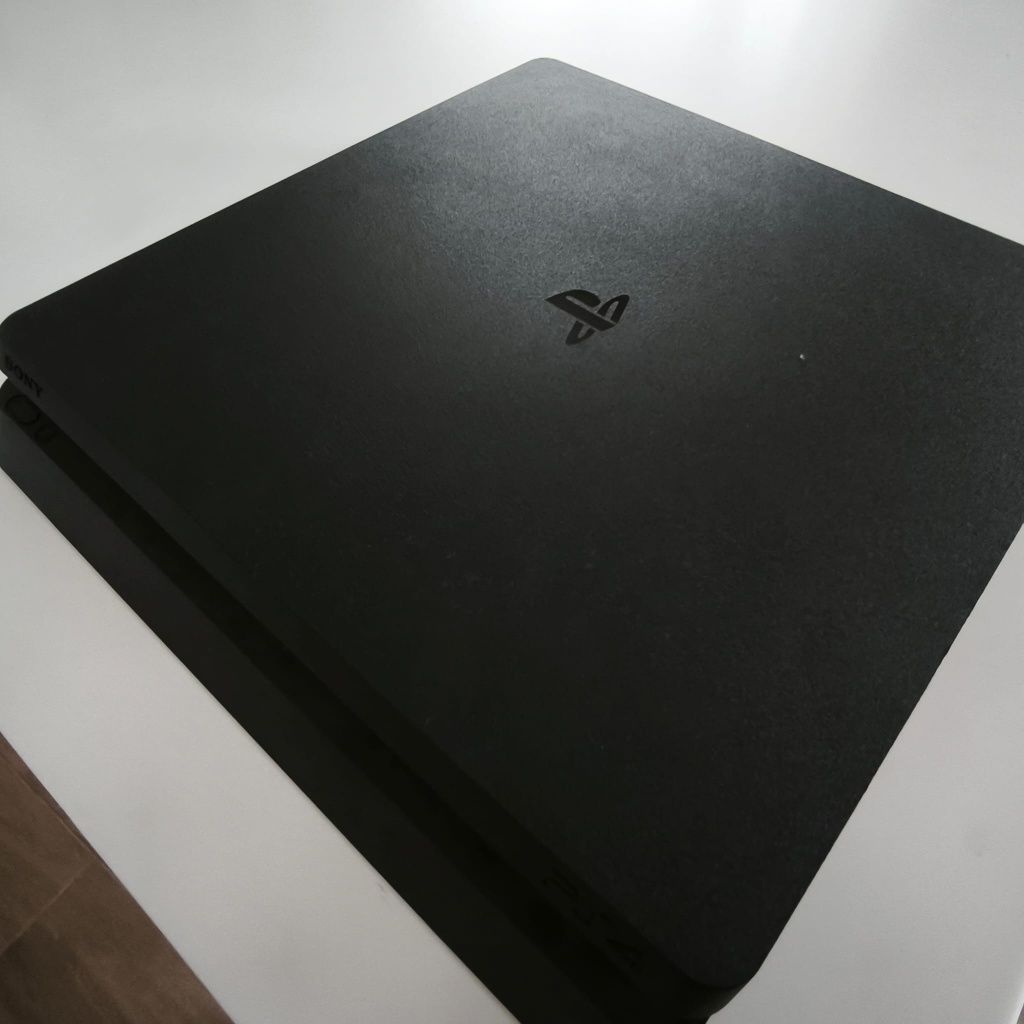 PS4 com comando oficial