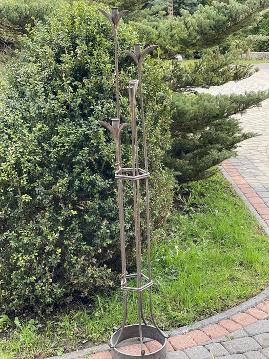 Świecznik metalowy ciężki piekny w koorze starego metalu.